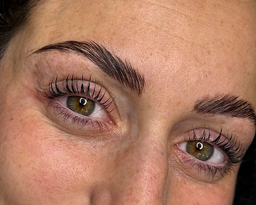 Pourquoi combiner le réhaussement de cils et le browlift ?